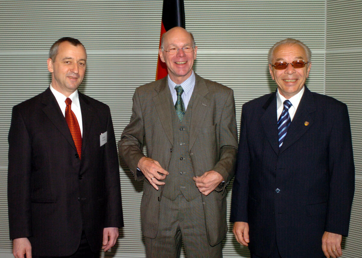 Lammert, Norbert; Pirinski, Georgi; Vascaroiu, Nicolae Bundestagspräsident Dr. Norbert Lammert, CDU/CSU (mitte) empfängt den Präsidenten der Nationalversammlung der Republik Bulgarien, Georgi Pirinski, (li) und den Senatspräsidenten der Republik Rumänien, Nicolae Vacaroiu (re).