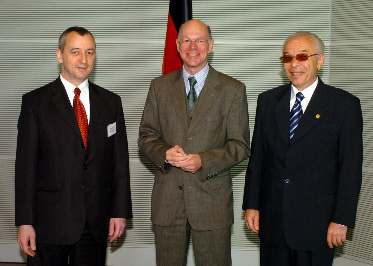 Lammert, Norbert; Pirinski, Georgi; Vascaroiu, Nicolae Bundestagspräsident Dr. Norbert Lammert, CDU/CSU (mitte) empfängt den Präsidenten der Nationalversammlung der Republik Bulgarien, Georgi Pirinski, (li) und den Senatspräsidenten der Republik Rumänien, Nicolae Vacaroiu (re).