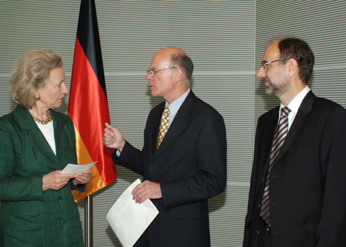 Lammert, Norbert; Eulenburg, Soscha; Krautzig, Uwe Bundestagspräsident Dr. Norbert Lammert, CDU/CSU, empfängt Vertreter des Behandlungszentrums für Folteropfer und überreicht ihnen einen symbolischen Scheck.; v.l.n.r. Soscha Gräfin zu Eulenburg, Vizepräsidentin des Deutschen Roten Kreuzes, Dr. Norbert Lammert, Uwe Krautzig, Mitglied des Vorstandes des Behandlungszentrum für Folteropfer Berlin.
