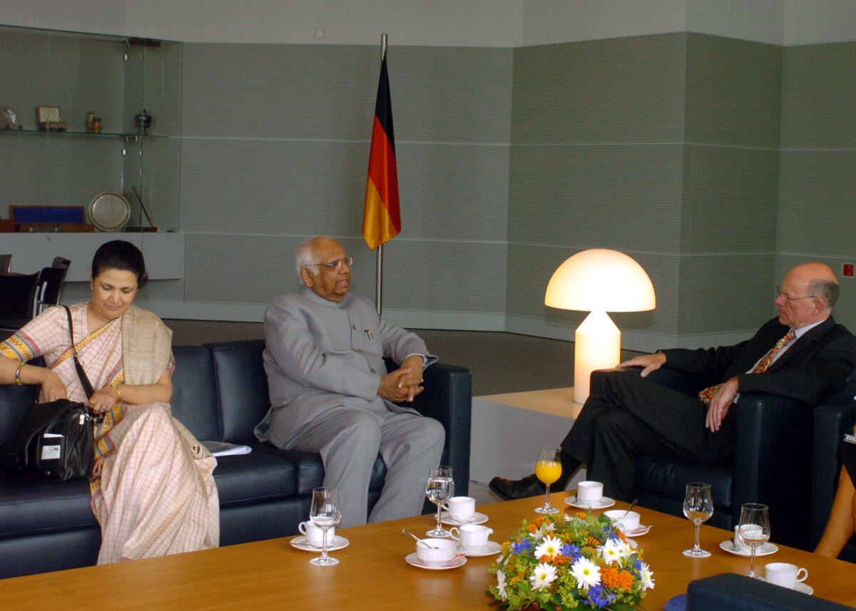 Lammert, Norbert; Chatterjee, Somnath; Chatterjee, Renu Bundestagspräsident Dr. Norbert Lammert, CDU/CSU,  begrüßt den indischen Parlamentspräsidenten Somnath Chatterjee und seine Frau Renu Chatterjee