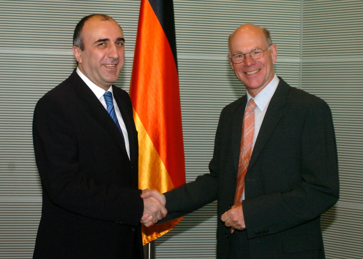 Lammert, Norbert; Mammadyarov, Elmar Bundestagspräsident  Dr. Norbert Lammert, CDU/CSU, (re) empfängt den Außenminister der Republik Aserbaidschan, Elmar Mammadyarov.; Fahne