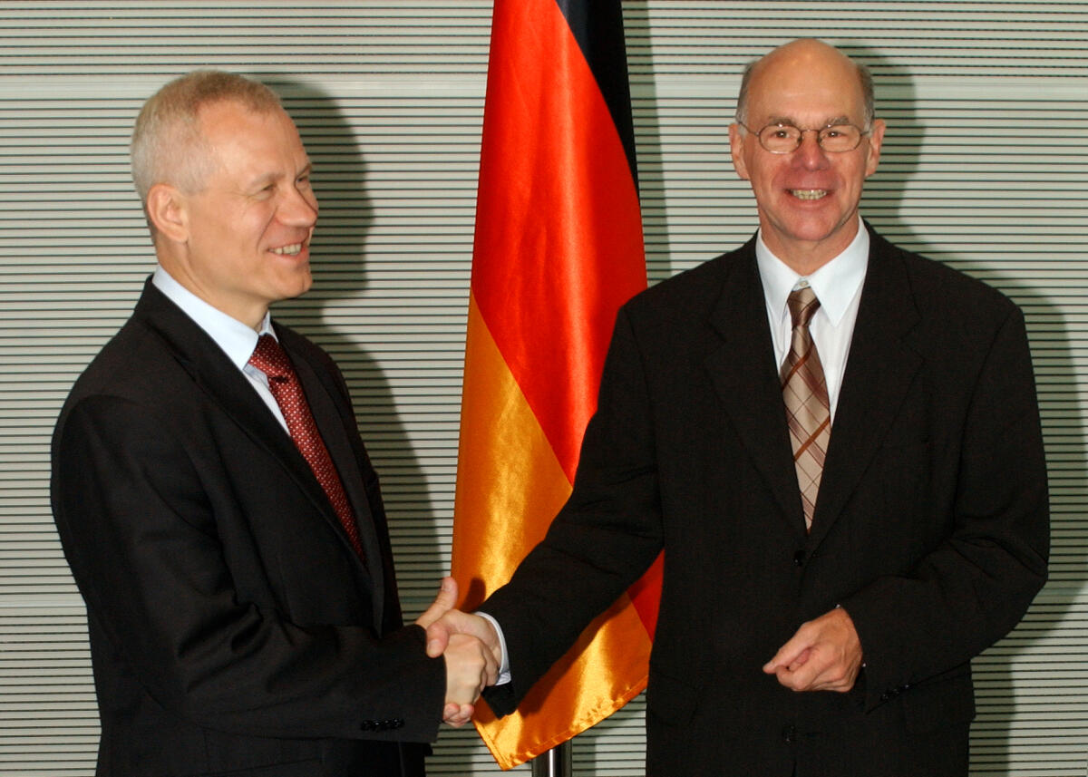 Lammert, Norbert; Jurek, Marek Bundestagspräsident Dr. Norbert Lammert , CDU/CSU, (re), empfängt den Marschall des Sejms der Republik Polen, Marek Jurek, (li).; Fahne