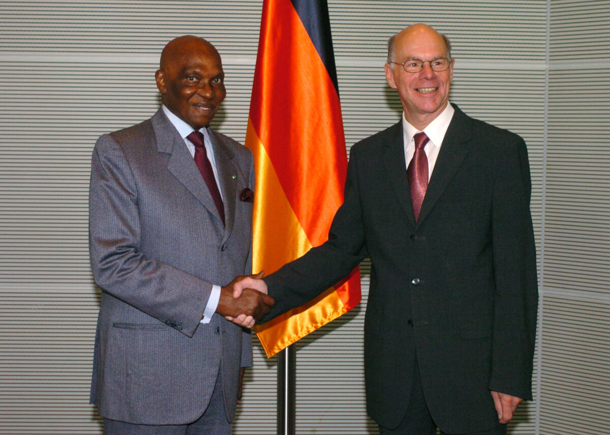 Bundestagspräsident Dr. Norbert Lammert , CDU/CSU, (re) empfängt den Präsidenten der Republik Senegal, Abdoulaye Wade, (li); Fahne Lammert, Norbert; Wade, Abdoulaye Bundestagspräsident Dr. Norbert Lammert , CDU/CSU, (re) empfängt den Präsidenten der Republik Senegal, Abdoulaye Wade, (li); Fahne