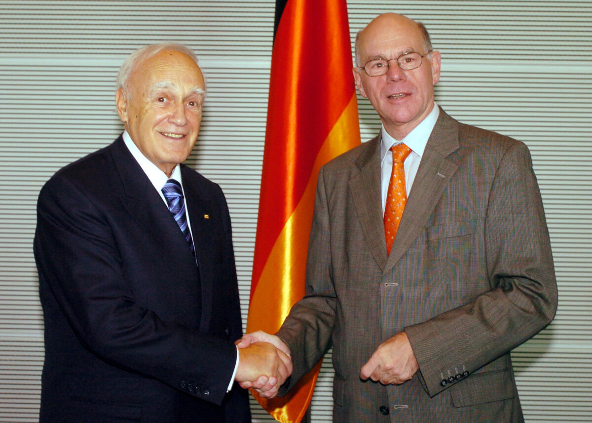 Lammert, Norbert; Papoulias, Karolos Bundestagspräsident Dr. Norbert Lammert, CDU/CSU, empfängt den griechischen Staatspräsidenten Karolos Papoulias.; Fahne.