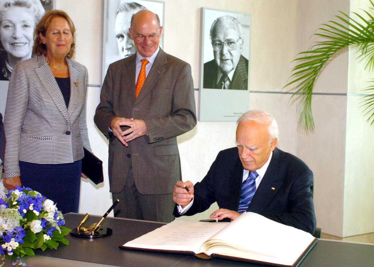 Lammert, Norbert; Papoulias, Karolos; Papoulia, May Bundestagspräsident Dr. Norbert Lammert, CDU/CSU, empfängt den griechischen Staatspräsidenten Karolos Papoulias und seine Ehefrau May Papoulia, der sich hier in das Gästebuch einträgt.