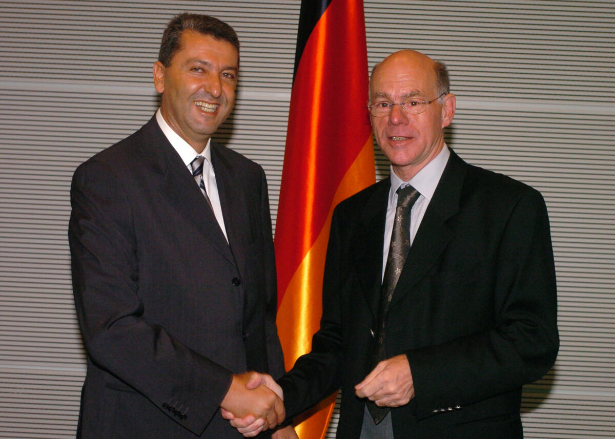 Lammert, Norbert; Lillikas, Yiorgos Bundestagspräsident Dr. Norbert Lammert, CDU/CSU, (re) empfängt den Außenminister der Republik Zypern, Yiorgos Lillikas (li).; Fahne