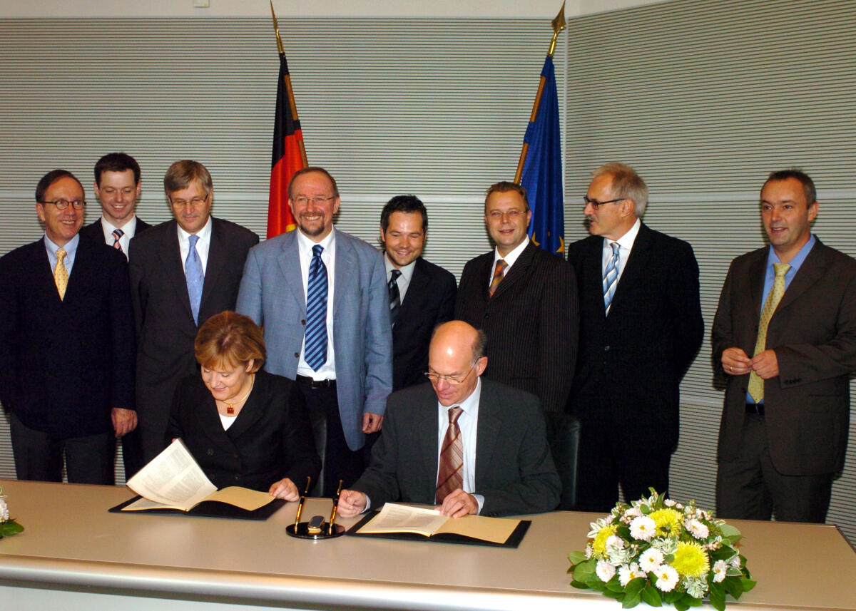 Lammert, Norbert; Merkel, Angela; Wissmann, Matthias; Silberhorn, Thomas; Hintze, Peter; Schäfer, Axel; Roth, Michael; Stübgen, Michael; Gloser, Günter; Ulrich, Alexander Bundestagspräsident Dr. Norbert Lammert, CDU/CSU, (1. Reihe re.), und Bundeskanzlerin Dr. Angela Merkel, CDU/CSU, (1. Reihe li.), unterzeichnen eine Vereinbarung über die Zusammenarbeit von Regierung und Parlament in Angelegenheiten der Europäischen Union.; Hier mit im Bild (2.. Reihe v.l.): Matthias Wissmann, CDU/CSU, Thomas Silberhorn, CDU/CSU, Peter Hintze, CDU/CSU, Axel Schäfer, SPD, Michael Roth, SPD, Michael Stübgen, CDU/CSU, Günter Gloser, SPD, Alexander Ulrich, DIE LINKE., alle MdB.