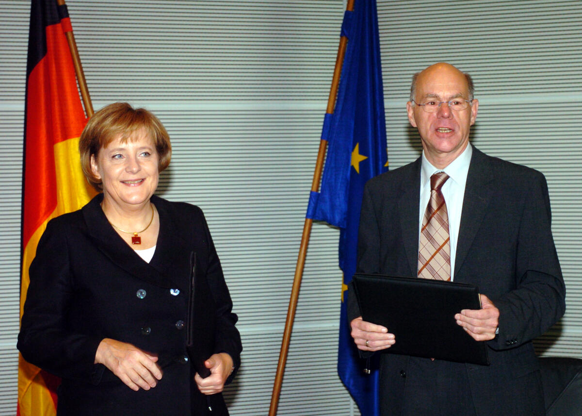 Lammert, Norbert; Merkel, Angela Bundestagspräsident Dr. Norbert Lammert, CDU/CSU,  und Bundeskanzlerin Dr. Angela Merkel, CDU/CSU,  unterzeichnen eine Vereinbarung über die Zusammenarbeit von Regierung und Parlament in Angelegenheiten der Europäischen Union.