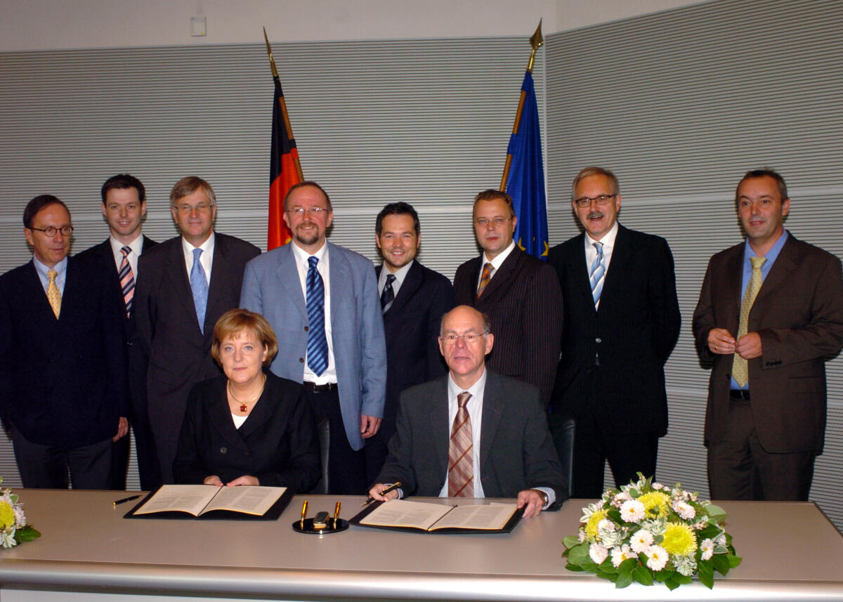 Lammert, Norbert; Merkel, Angela; Wissmann, Matthias; Silberhorn, Thomas; Hintze, Peter; Schäfer, Axel; Roth, Michael; Stübgen, Michael; Gloser, Günter; Ulrich, Alexander Bundestagspräsident Dr. Norbert Lammert, CDU/CSU, (1. Reihe re.), und Bundeskanzlerin Dr. Angela Merkel, CDU/CSU, (1. Reihe li.), unterzeichnen eine Vereinbarung über die Zusammenarbeit von Regierung und Parlament in Angelegenheiten der Europäischen Union.; Hier mit im Bild (2.. Reihe v.l.): Matthias Wissmann, CDU/CSU, Thomas Silberhorn, CDU/CSU, Peter Hintze, CDU/CSU, Axel Schäfer, SPD, Michael Roth, SPD, Michael Stübgen, CDU/CSU, Günter Gloser, SPD, Alexander Ulrich, DIE LINKE., alle MdB.