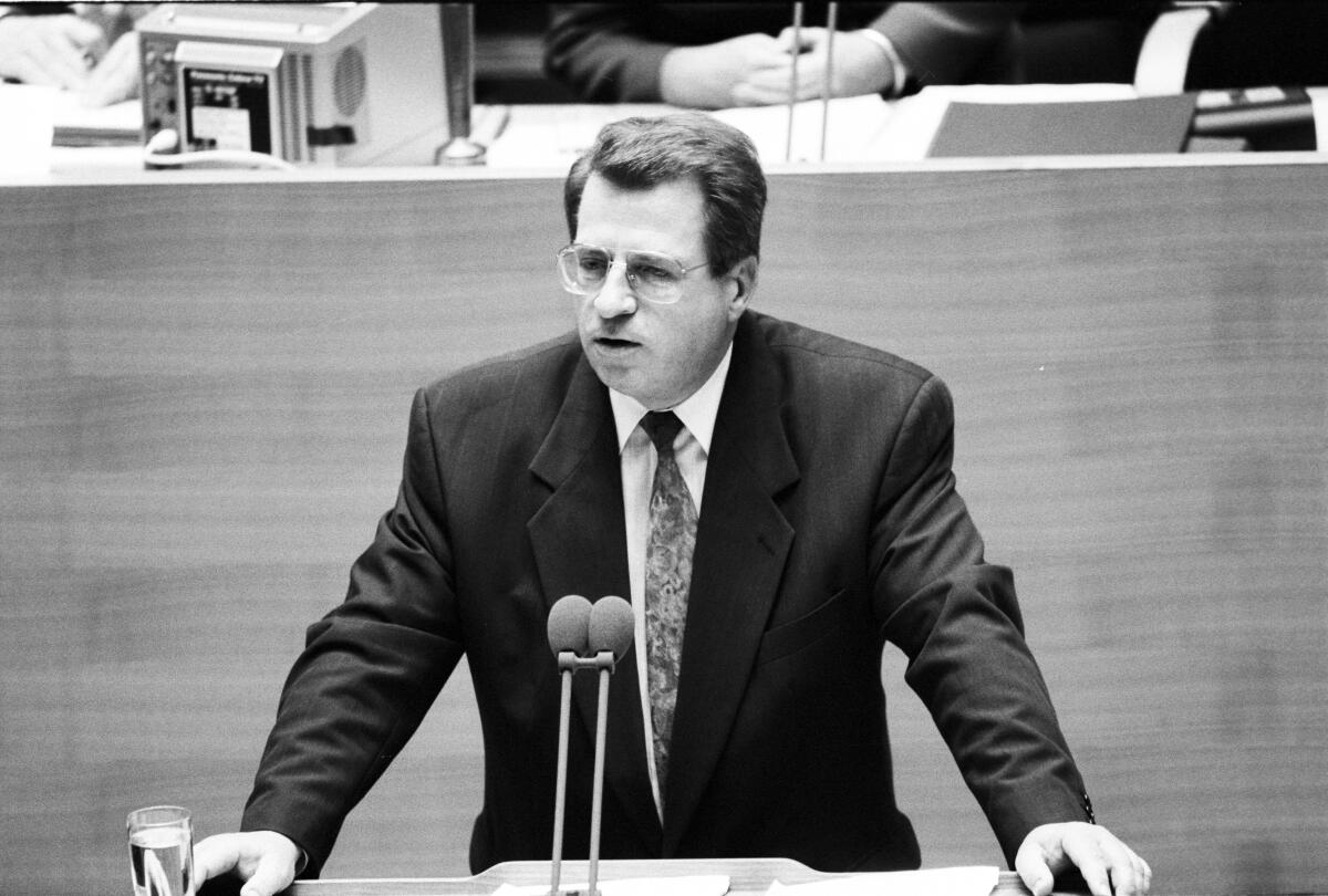 Horst Günther (Duisburg), CDU/CSU, MdB, hält eine Rede im Deutschen Bundestag.; Bundestagsabgeordneter, Abgeordneter, Rednerpult Günther, Horst Horst Günther (Duisburg), CDU/CSU, MdB, hält eine Rede im Deutschen Bundestag.; Bundestagsabgeordneter, Abgeordneter, Rednerpult