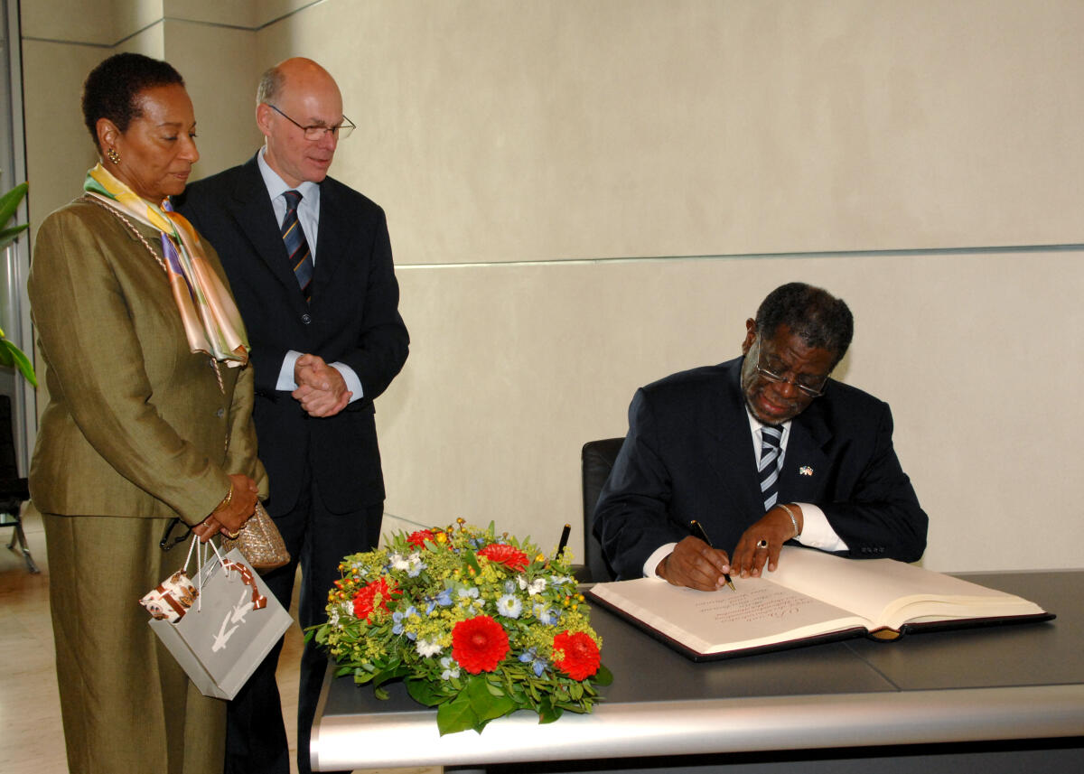 Bundestagspräsident Dr. Norbert Lammert, CDU/CSU, empfängt den Präsidenten der Nationalversammlung der Republik Namibia, Dr. Theo-Ben Gurirab und seine Frau Joan Guriras. Hier trägt sich der Gast in das Gästebuch des Deutschen Bundestages ein. Lammert, Norbert; Gurirab, Theo-Ben; Guriras, Joan Bundestagspräsident Dr. Norbert Lammert, CDU/CSU, empfängt den Präsidenten der Nationalversammlung der Republik Namibia, Dr. Theo-Ben Gurirab und seine Frau Joan Guriras. Hier trägt sich der Gast in das Gästebuch des Deutschen Bundestages ein.