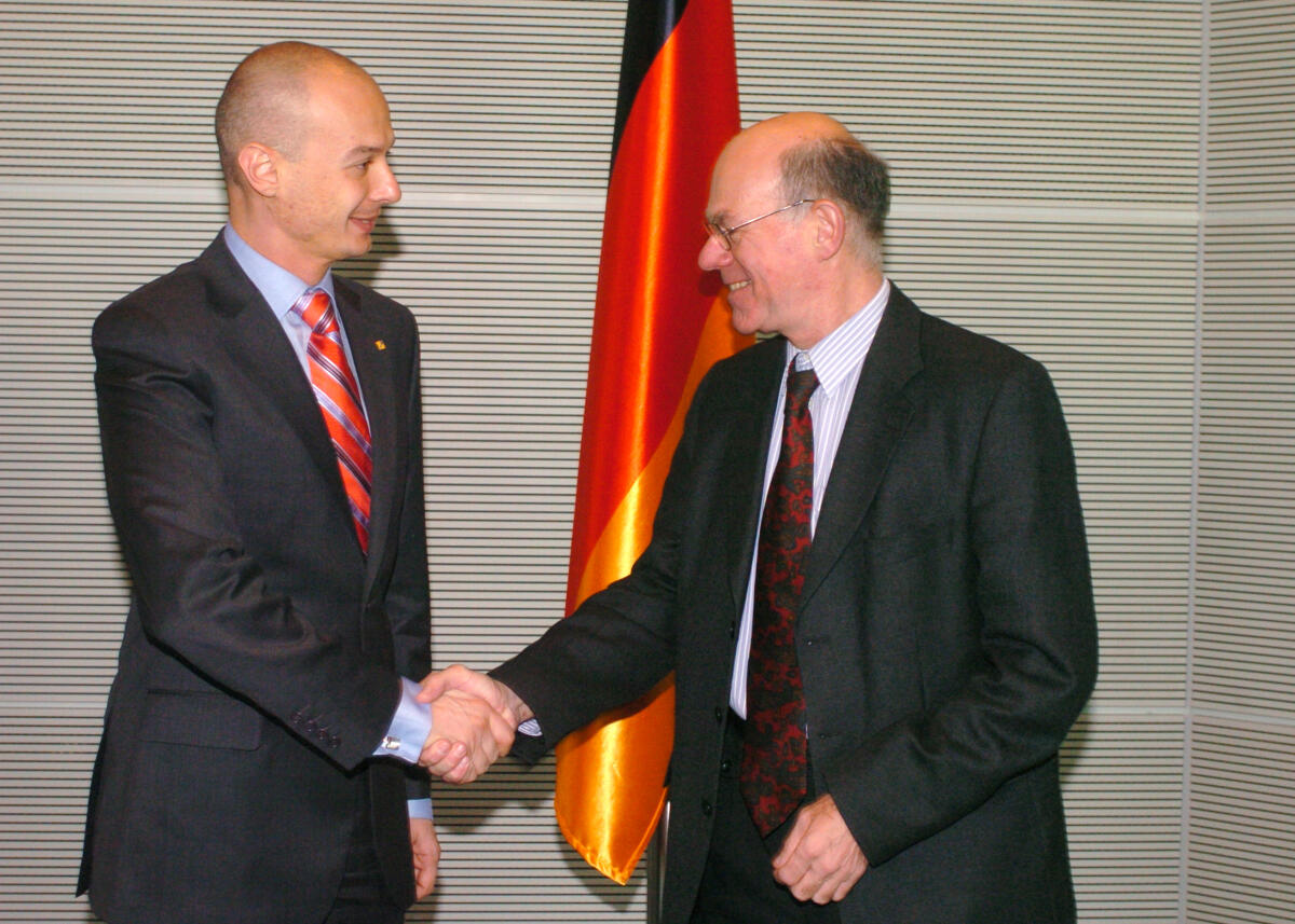 Lammert, Norbert; Olteanu, Bogdan Bundestagspräsident Dr. Norbert Lammert, CDU/CSU, (re)  empfängt den Präsidenten des Abgeordnetenhauses von Rumänien, Bogdan Olteanu (li).; Fahne