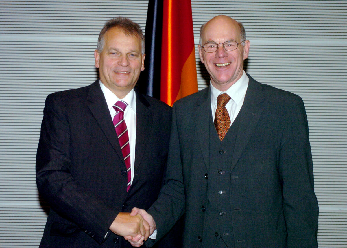 Lammert, Norbert; Kneifel, Gottfried Bundestagpräsident Dr. Norbert Lammert, CDU/CSU, (re.), empfängt den österreichischen Bundesratspräsident Gottfried Kneifel, (li.), zu einem Gespräch.; Fahne.