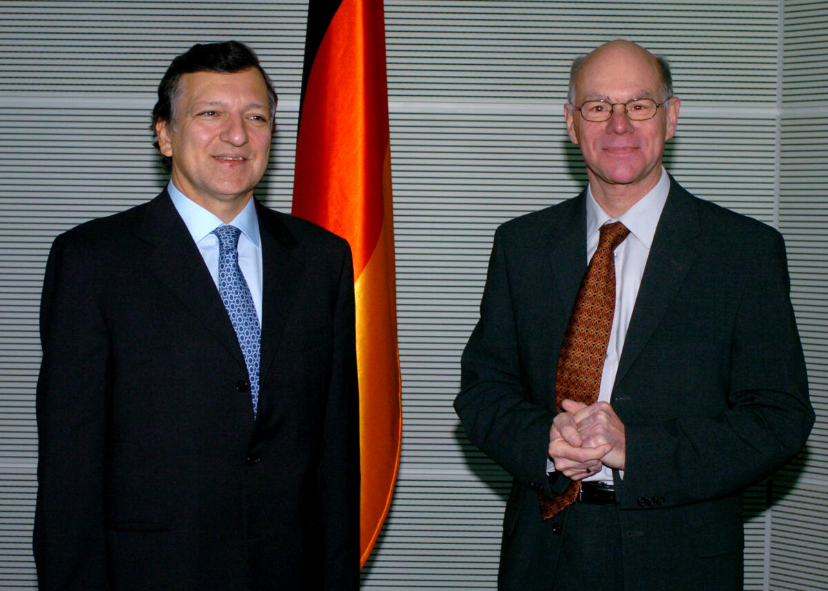 Lammert, Norbert; Barroso, José Manuel Bundestagspräsident Dr. Norbert Lammert, CDU/CSU, (re) empfängt den Präsidenten der Europäischen Kommission, Dr. h.c. José Manuel Barroso (li).; Fahne