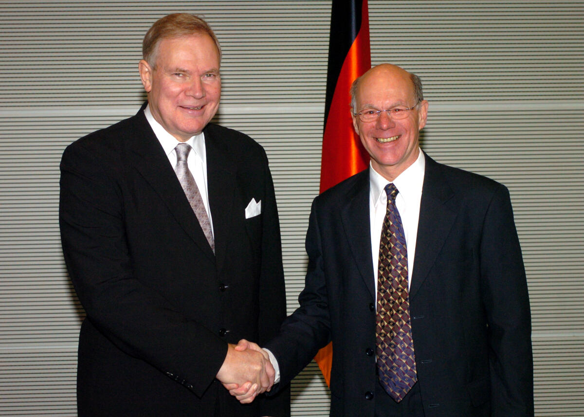 Lammert, Norbert; Lipponen, Paavo Bundestagspräsident Dr. Norbert Lammert, CDU/CSU, empfängt den finnischen Parlamentspräsidenten Paavo Lipponen.; Händeschütteln, Händedruck, Fahne