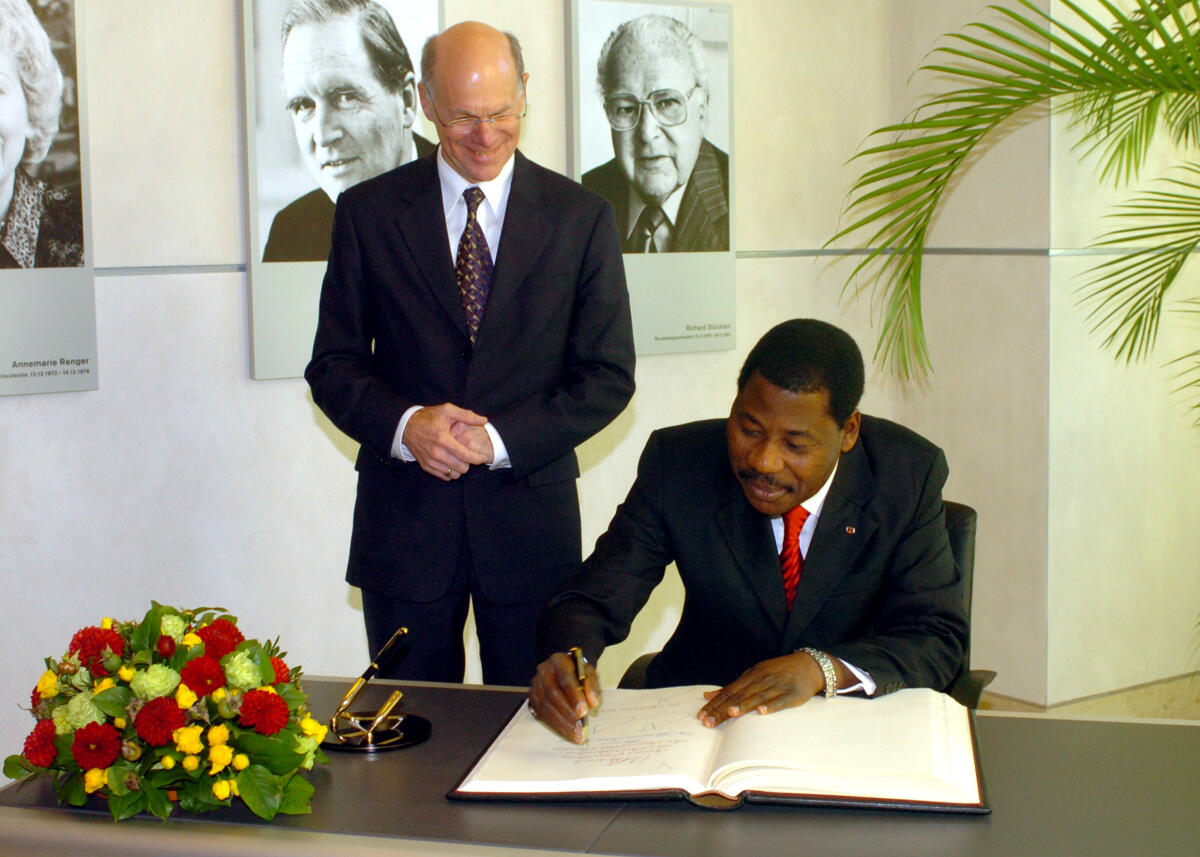 Bundestagspräsident Dr. Norbert Lammert, CDU/CSU, empfängt den Staatspräsidenten der Republik Benin, Dr. Thomas Boni Yayi. Hier beim Eintrag in das Gästebuch. Lammert, Norbert; Yayi Boni, Thomas Bundestagspräsident Dr. Norbert Lammert, CDU/CSU, empfängt den Staatspräsidenten der Republik Benin, Dr. Thomas Boni Yayi. Hier beim Eintrag in das Gästebuch.