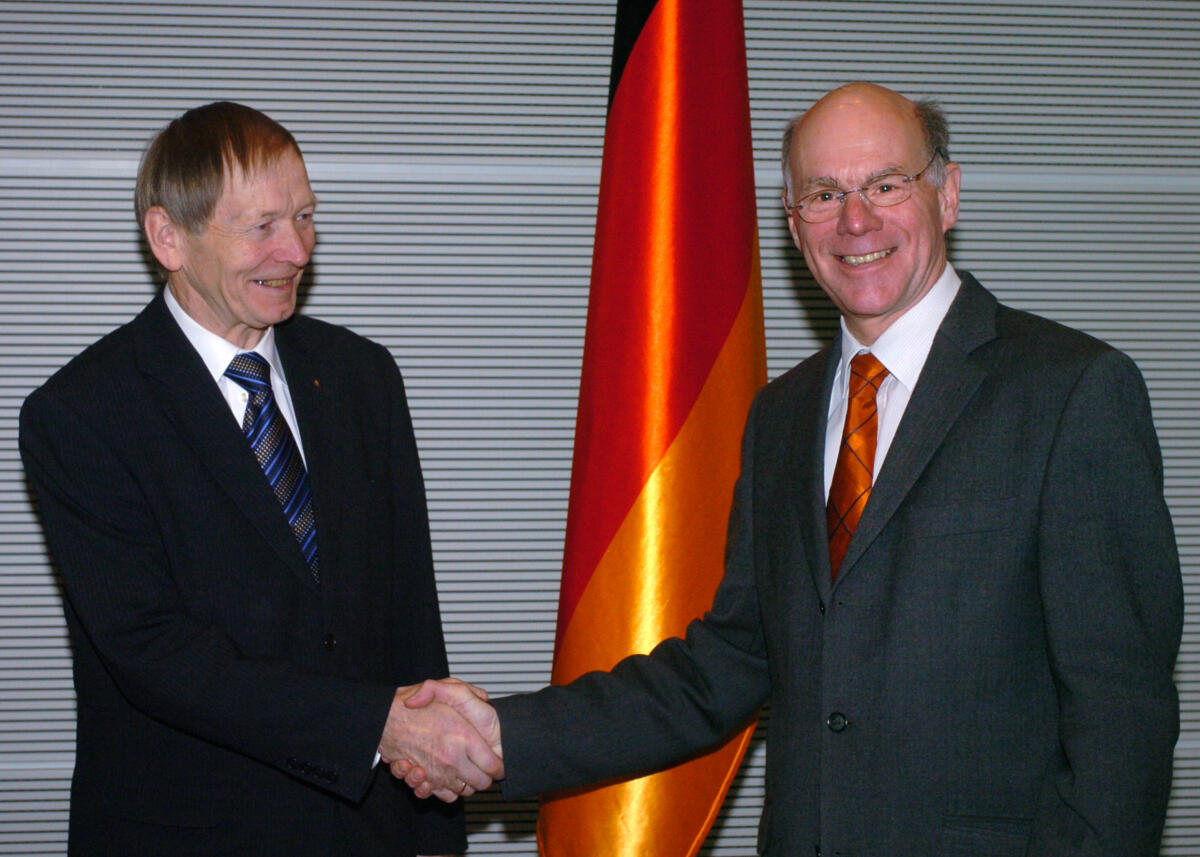 Lammert, Norbert; Mejdahl, Christian Bundestagspräsident Dr. Norbert Lammert, CDU/CSU, (re.), empfängt den Präsidenten des Folketing des Königreiches Dänemark, Christian Mejdahl.; Fahne.