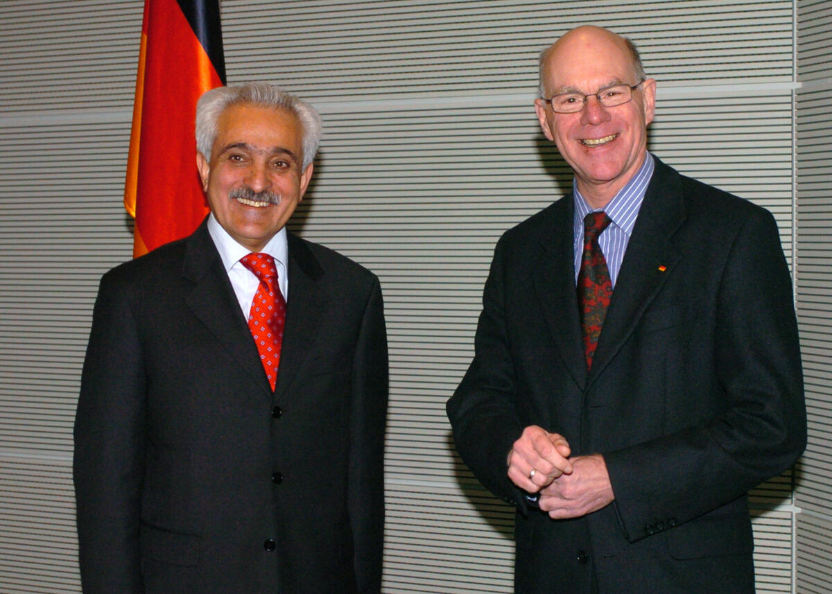 Bundestagspräsident Dr. Norbert Lammert, CDU/CSU, (li.), empfängt den Außenminister der Islamischen Republik Afghanistan, Dr. Rangin Dadfar Spanta, (re.).; Fahne. Lammert, Norbert; Spanta, Rangin Dadfar Bundestagspräsident Dr. Norbert Lammert, CDU/CSU, (li.), empfängt den Außenminister der Islamischen Republik Afghanistan, Dr. Rangin Dadfar Spanta, (re.).; Fahne.