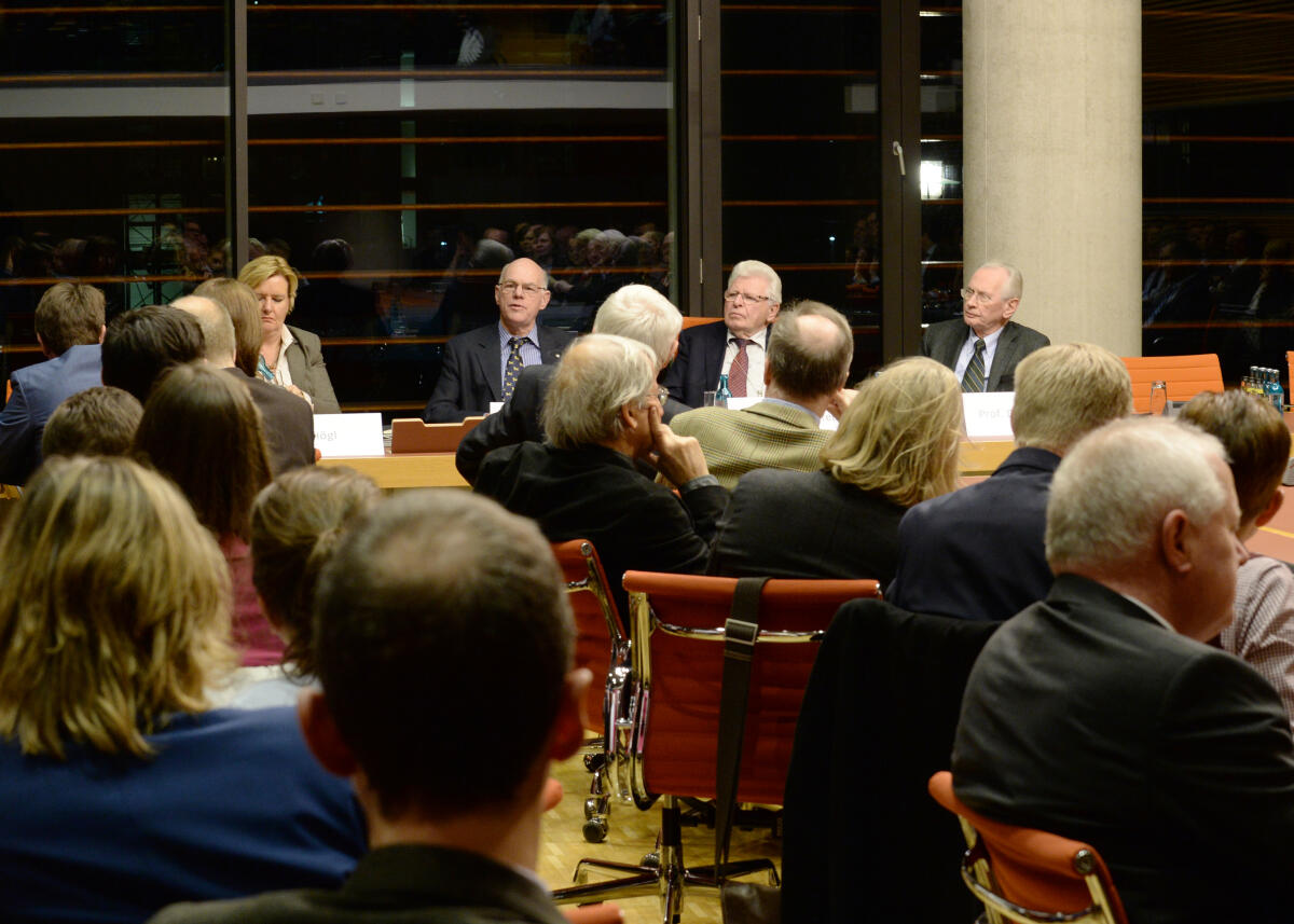 Lammert, Norbert; Högl, Eva; Grimm, Dieter; Oberreuter, Heinrich Bundestagspräsident Prof. Dr. Norbert Lammert, (2.v.li), CDU/CSU, Prof. Dr. Dr. h. c. Dieter Grimm, (re), Richter des Bundesverfassungsgerichtes a. D., diskutieren anlässlich einer Veranstaltung der Deutschen Vereinigung für Parlamentsfragen e. V. unter dem Moto: " Hüter der Verfassung - das Spannungsverhältnis zwischen Bundestag und Bundesverfassungsgericht -". Dr. Eva Högl, (li), SPD, Mitglied Deutscher Bundestag, begrüßt die Gäste, Prof. Dr. Dr. h. c. Heinrich Oberreuter, (2.v.re), moderiert die Diskussion.; Übersicht.