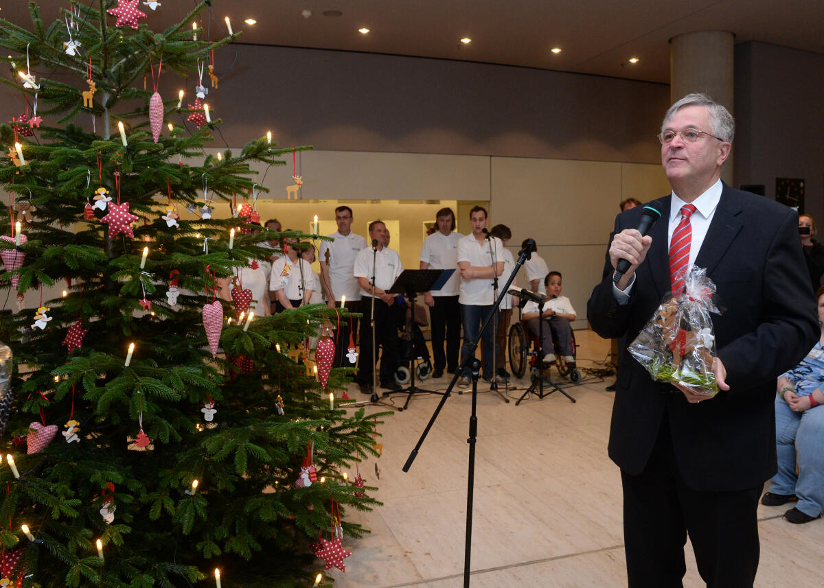 Hintze, Peter Bundestagsvizepräsident Peter Hintze, (hier im Bild), CDU/CSU, nimmt einen Weihnachtsbaum mit handgefertigtem Schmuck aus den Werkstätten der Lebenshilfe für Menschen mit Behinderungen entgegen. Die Bundestagsvizepräsidentin und Bundesvorsitzende der Lebenshilfe, Ulla Schmidt, SPD, ist zugegen. Den musikalischen Rahmen bildet der Chor der Lebenshilfe aus Wuppertal.
