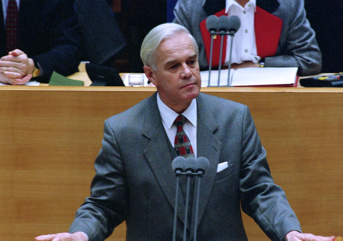 Bundesinnenminister Manfred Kanther, CDU/CSU, MdB, hält eine Rede im Deutschen Bundestag.; Bundestagsabgeordneter, Abgeordneter, Bundesminister, Minister, Rednerpult Kanther, Manfred Bundesinnenminister Manfred Kanther, CDU/CSU, MdB, hält eine Rede im Deutschen Bundestag.; Bundestagsabgeordneter, Abgeordneter, Bundesminister, Minister, Rednerpult