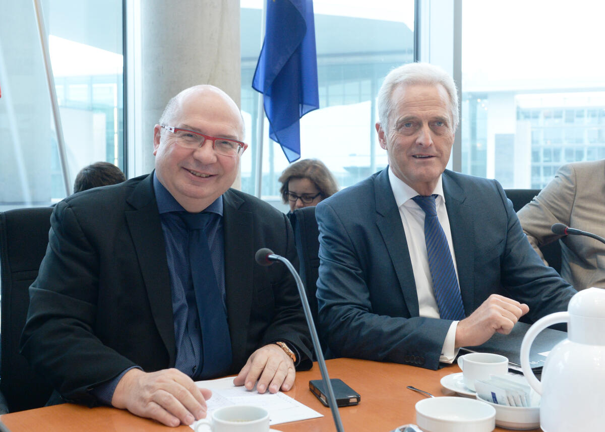 Dr. Peter Ramsauer, (re), CDU/CSU, Vorsitzender des Ausschusses des Deutschen Bundestages für Wirtschaft und Energie, leitet eine Sitzung, an der Vertreter des Wirtschaftsausschusses der Assemblée Nationale der Republik Frankreich, teilnehmen. Diese wird von Francois Brottes (li), geleitet. Ramsauer, Peter; Brottes, Francois Dr. Peter Ramsauer, (re), CDU/CSU, Vorsitzender des Ausschusses des Deutschen Bundestages für Wirtschaft und Energie, leitet eine Sitzung, an der Vertreter des Wirtschaftsausschusses der Assemblée Nationale der Republik Frankreich, teilnehmen. Diese wird von Francois Brottes (li), geleitet.