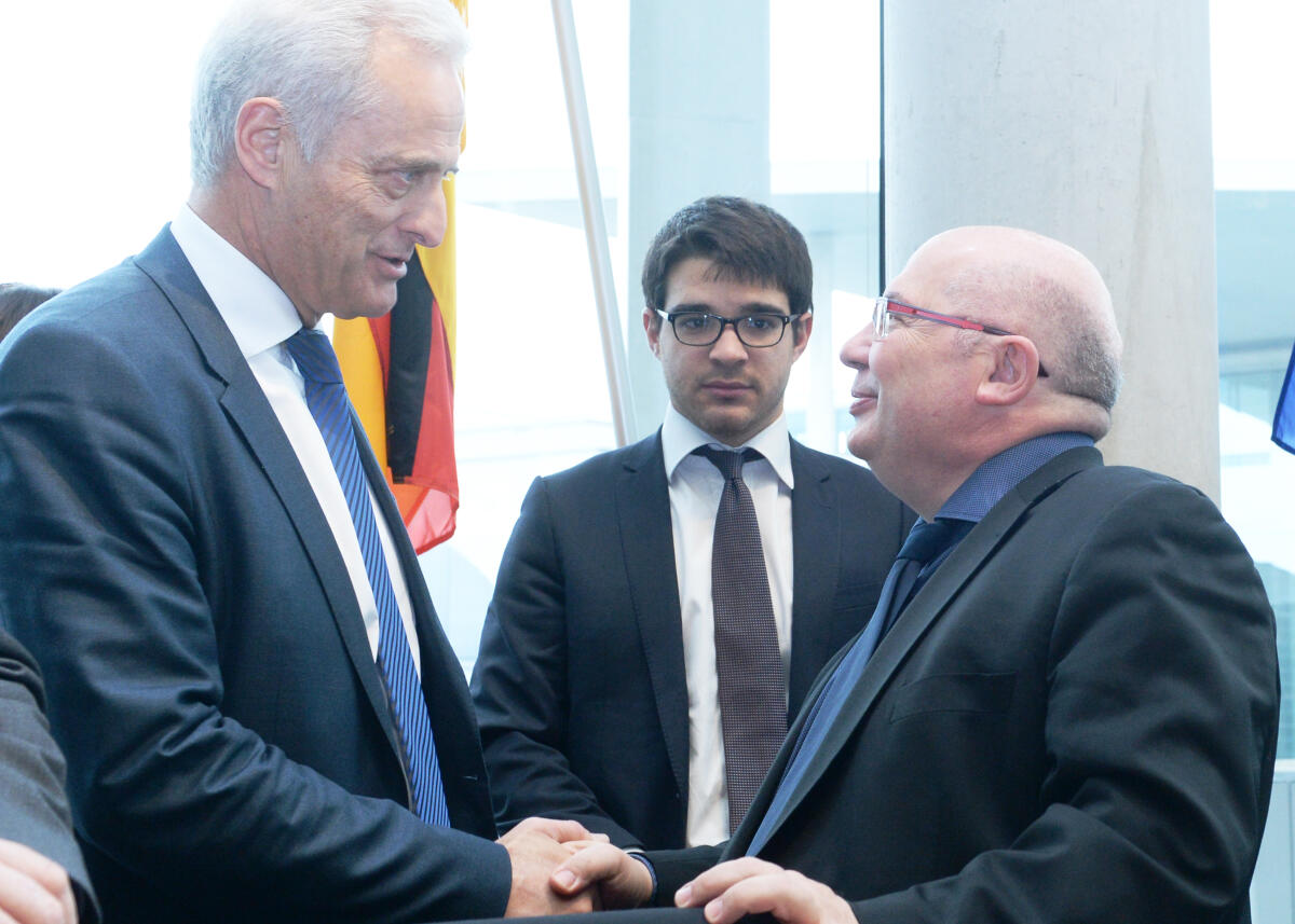 Dr. Peter Ramsauer, (li), CDU/CSU, Vorsitzender des Ausschusses des Deutschen Bundestages für Wirtschaft und Energie, leitet eine Sitzung, an der Vertreter des Wirtschaftsausschusses der Assemblée Nationale der Republik Frankreich, teilnehmen. Diese wird von Francois Brottes (re), geleitet. Ramsauer, Peter; Brottes, Francois Dr. Peter Ramsauer, (li), CDU/CSU, Vorsitzender des Ausschusses des Deutschen Bundestages für Wirtschaft und Energie, leitet eine Sitzung, an der Vertreter des Wirtschaftsausschusses der Assemblée Nationale der Republik Frankreich, teilnehmen. Diese wird von Francois Brottes (re), geleitet.