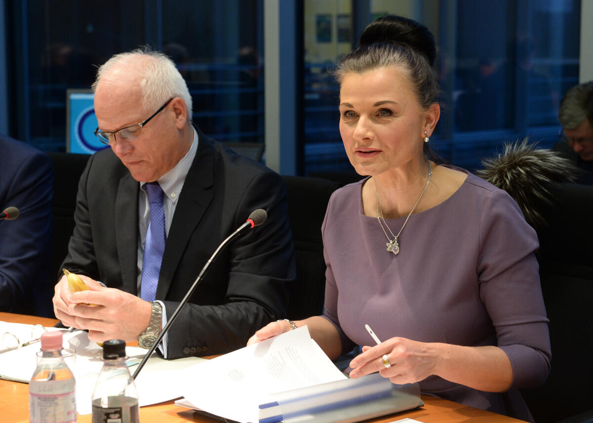 Der Ausschuss des Deutschen Bundestages für Ernährung und Landwirtschaft hat unter der Leitung der Vorsitzenden Gitta Connemann, CDU/CSU, und mit Beteiligung von Sachverständigen ein Fachgespräch zum Thema "Pflanzenschutz/Waldgesundheit". An diesem nimmt u. a. auch der Parlamentarische Staatssekretär Peter Bleser, CDU/CSU, teil. Connemann, Gitta; Bleser, Peter Der Ausschuss des Deutschen Bundestages für Ernährung und Landwirtschaft hat unter der Leitung der Vorsitzenden Gitta Connemann, CDU/CSU, und mit Beteiligung von Sachverständigen ein Fachgespräch zum Thema "Pflanzenschutz/Waldgesundheit". An diesem nimmt u. a. auch der Parlamentarische Staatssekretär Peter Bleser, CDU/CSU, teil.