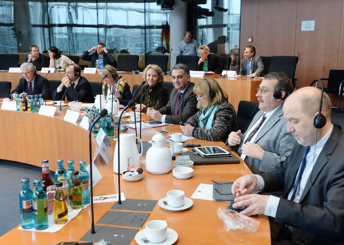 Dr. Peter Ramsauer, CDU/CSU, Vorsitzender des Ausschusses des Deutschen Bundestages für Wirtschaft und Energie, leitet eine Sitzung, an der Vertreter des Wirtschaftsausschusses der Assemblée Nationale der Republik Frankreich (hier im Bild), teilnehmen. Diese wird von Francois Brottes geleitet.; Übersicht. Dr. Peter Ramsauer, CDU/CSU, Vorsitzender des Ausschusses des Deutschen Bundestages für Wirtschaft und Energie, leitet eine Sitzung, an der Vertreter des Wirtschaftsausschusses der Assemblée Nationale der Republik Frankreich (hier im Bild), teilnehmen. Diese wird von Francois Brottes geleitet.; Übersicht.