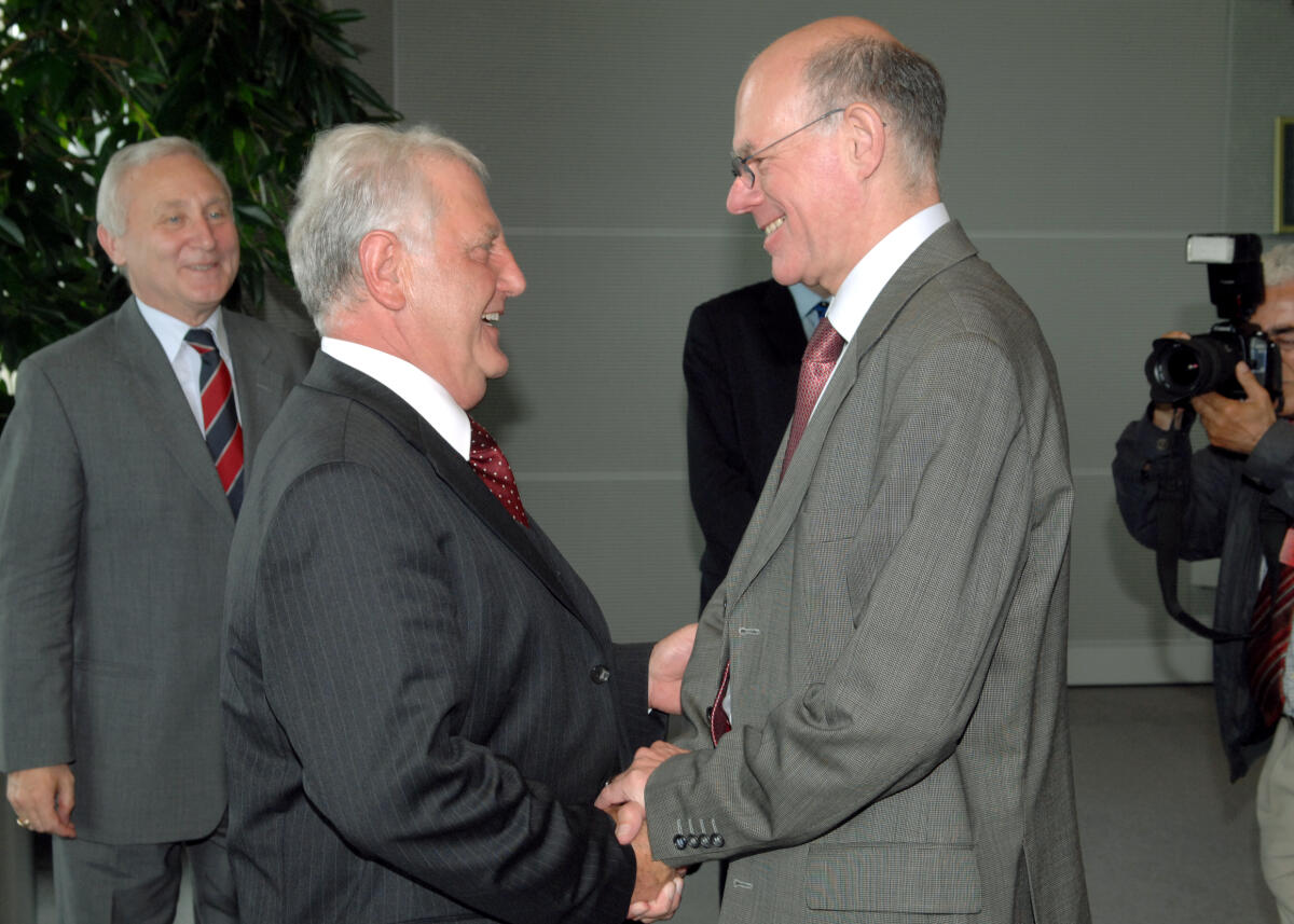 Lammert, Norbert; Holztrattner, Johann; Prosl, Christian Bundestagspräsident Dr. Norbert Lammert, CDU/CSU, (re.), trifft den Präsidenten des Salzburger Landtages, Johann Holztrattner, (mitte), zu einem Gespräch. Im Hintergrund links der Botschafter der Republik Österreich in der Bundesrepublik Deutschland, Christian Prosl, der ebenfalls an diesem Gespräch teilnimmt.