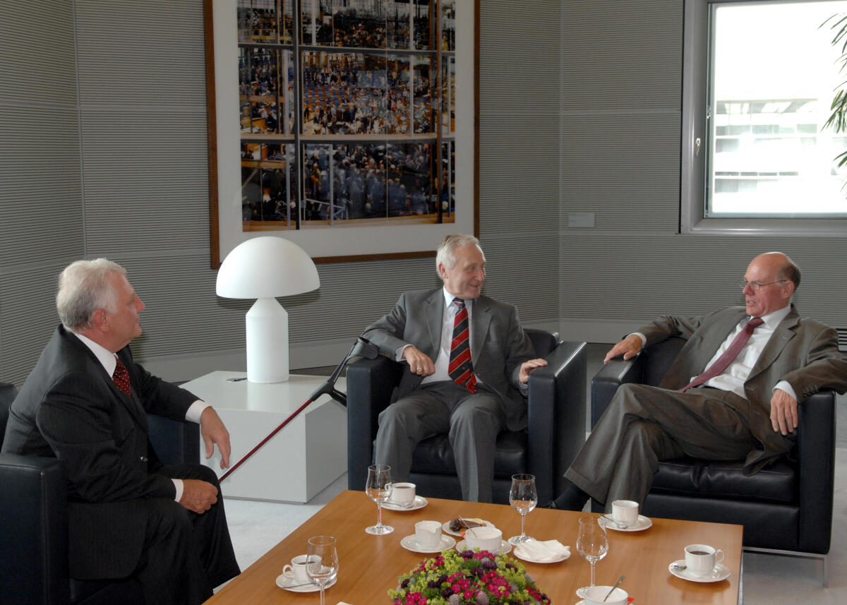 Lammert, Norbert; Holztrattner, Johann; Prosl, Christian Bundestagspräsident Dr. Norbert Lammert, CDU/CSU, (re.), trifft den Präsidenten des Salzburger Landtages, Johann Holztrattner, (li.), zu einem Gespräch. Der Botschafter  der Republik Österreich in der Bundesrepublik Deutschland, Christian Prosl, (mitte), nimmt ebenfalls an diesem Gespräch teil.