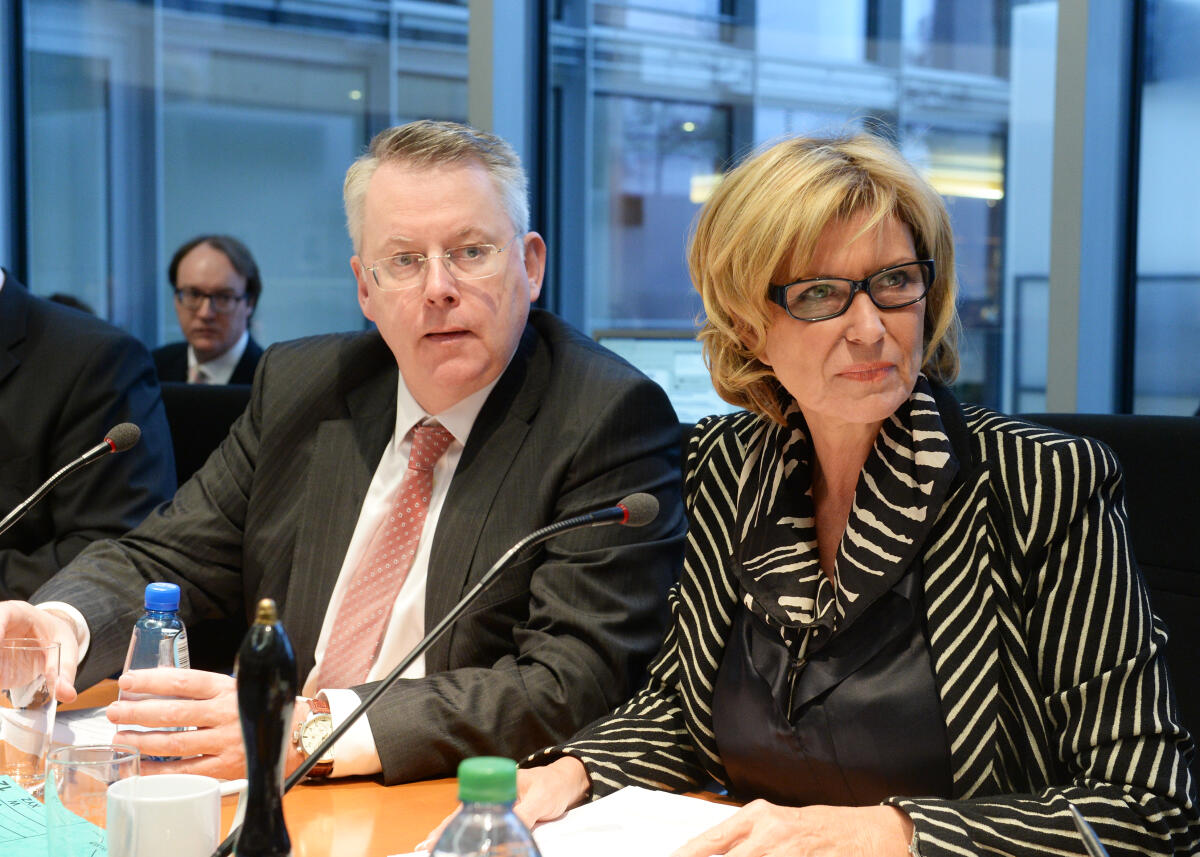 Dagmar G. Wöhrl, CDU/CSU, Vorsitzende des Ausschusses des Deutschen Bundestages für wirtschaftliche Zusammenarbeit und Entwicklung, leitet eine Ausschusssitzung, an der Peter Limbourg, Intendant der Deutschen Welle teil nimmt. Wöhrl, Dagmar G.; Limbourg, Peter Dagmar G. Wöhrl, CDU/CSU, Vorsitzende des Ausschusses des Deutschen Bundestages für wirtschaftliche Zusammenarbeit und Entwicklung, leitet eine Ausschusssitzung, an der Peter Limbourg, Intendant der Deutschen Welle teil nimmt.