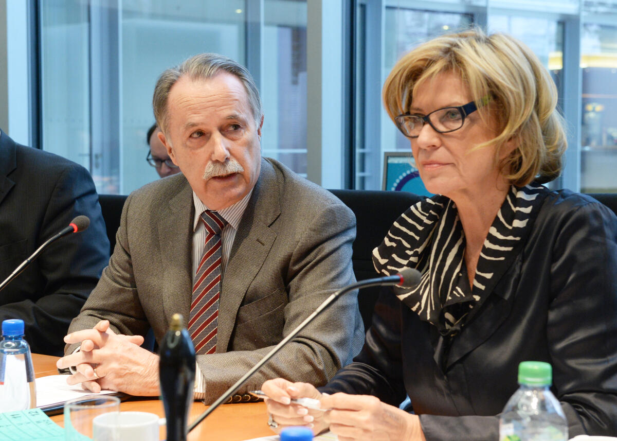 Dagmar G. Wöhrl, CDU/CSU, Vorsitzende des Ausschusses des Deutschen Bundestages für wirtschaftliche Zusammenarbeit und Entwicklung, leitet eine Ausschusssitzung, an der Prof. Dr. Klaus Dieter Lehmann, Präsident des Goethe-Instituts, teil nimmt.. Wöhrl, Dagmar G.; Lehmann, Klaus-Dieter Dagmar G. Wöhrl, CDU/CSU, Vorsitzende des Ausschusses des Deutschen Bundestages für wirtschaftliche Zusammenarbeit und Entwicklung, leitet eine Ausschusssitzung, an der Prof. Dr. Klaus Dieter Lehmann, Präsident des Goethe-Instituts, teil nimmt..