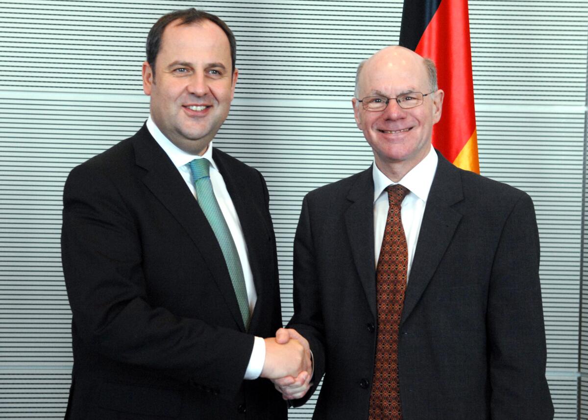 Bundestagspräsident Prof. Dr. Norbert Lammert (re) empfängt den Vizekanzler und Bundesminister für Finanzen der Republik Österreich, Josef Pröll (li).; Fahne. Lammert, Norbert; Pröll, Josef Bundestagspräsident Prof. Dr. Norbert Lammert (re) empfängt den Vizekanzler und Bundesminister für Finanzen der Republik Österreich, Josef Pröll (li).; Fahne.