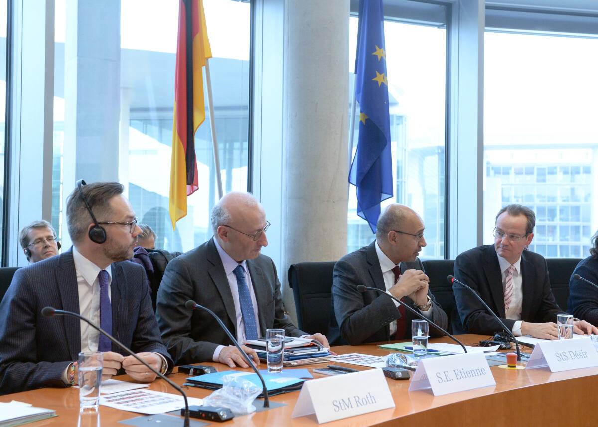 Krichbaum, Gunther; Désir, Harlem; Roth, Michael; Etienne, Philippe Gunther Krichbaum, (re), CDU/CSU, Vorsitzender des Ausschusses des Deutschen Bundestages für die Angelegenheiten der Europäischen Union, leitet eine Sitzung, an der der Europastaatssekretär der französischen Regierung, Harlem Désir, (2.v.re), und der Staatsminister für Europa im Auswärtigen Amt, Michael Roth, (li), SPD, teil nehmen. 2.v.re: Philippe Etienne, Botschafter Frankreichs in der Bundesrepublik Deutschland.