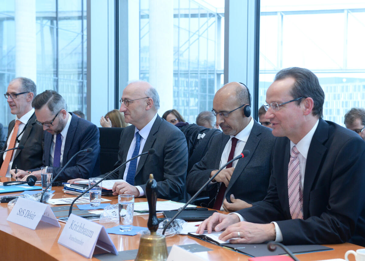 Krichbaum, Gunther; Désir, Harlem; Roth, Michael; Etienne, Philippe Gunther Krichbaum, (re), CDU/CSU, Vorsitzender des Ausschusses des Deutschen Bundestages für die Angelegenheiten der Europäischen Union, leitet eine Sitzung, an der der Europastaatssekretär der französischen Regierung, Harlem Désir, (2.v.re), und der Staatsminister für Europa im Auswärtigen Amt, Michael Roth, (li), SPD, teil nehmen. 2.v.re: Philippe Etienne, Botschafter Frankreichs in der Bundesrepublik Deutschland.