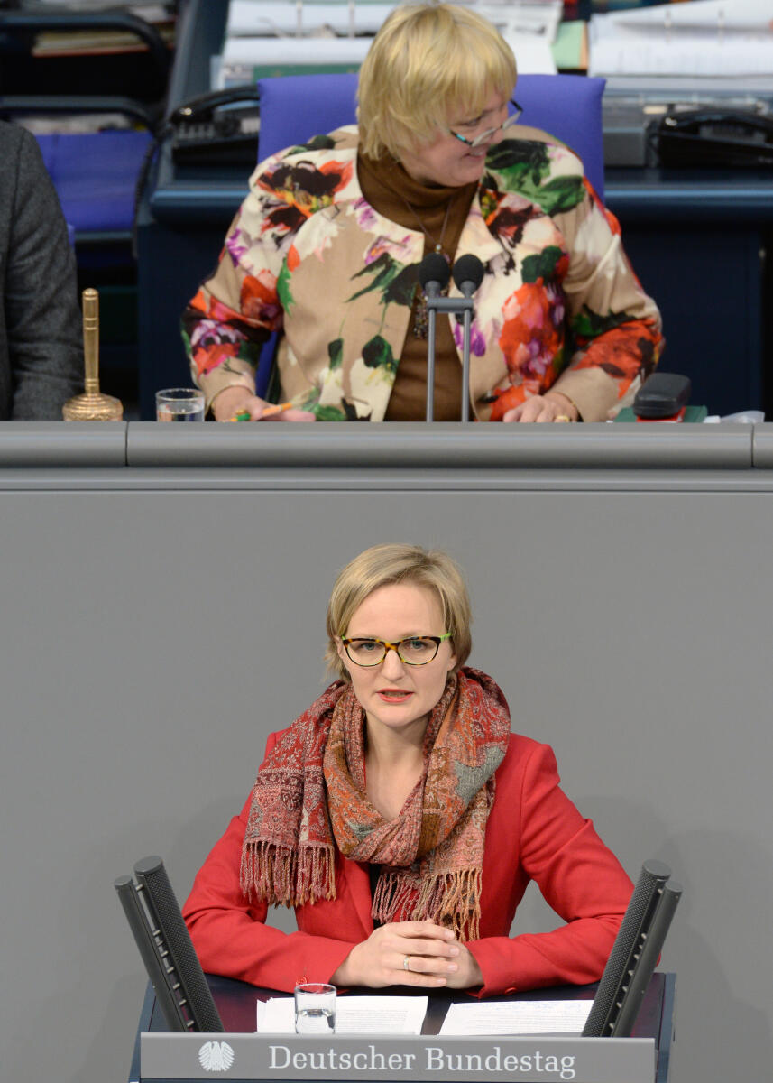 Dr. Franziska Brantner, Bündnis 90/Die Grünen, Bundestagsabgeordnete, Abgeordnete, Mitglied Deutscher Bundestag, MdB, Rede, 73. Sitzung, Top 5, Thema: Aufnahme von Flüchtlingen, Vorsitz: Bundestagsvizepräsidentin Claudia Roth, Bündnis 90/Die Grünen.; Rednerpult. Brantner, Franziska; Roth, Claudia Dr. Franziska Brantner, Bündnis 90/Die Grünen, Bundestagsabgeordnete, Abgeordnete, Mitglied Deutscher Bundestag, MdB, Rede, 73. Sitzung, Top 5, Thema: Aufnahme von Flüchtlingen, Vorsitz: Bundestagsvizepräsidentin Claudia Roth, Bündnis 90/Die Grünen.; Rednerpult.