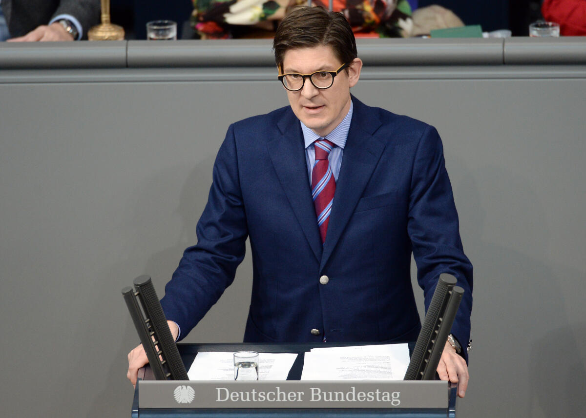 Ole Schröder, PSt., CDU/CSU, Bundestagsabgeordneter, Abgeordneter, Mitglied Deutscher Bundestag, MdB, Rede, 73. Sitzung, Top 5, Thema: Aufnahme von Flüchtlingen.; Rednerpult. Schröder, Ole Ole Schröder, PSt., CDU/CSU, Bundestagsabgeordneter, Abgeordneter, Mitglied Deutscher Bundestag, MdB, Rede, 73. Sitzung, Top 5, Thema: Aufnahme von Flüchtlingen.; Rednerpult.
