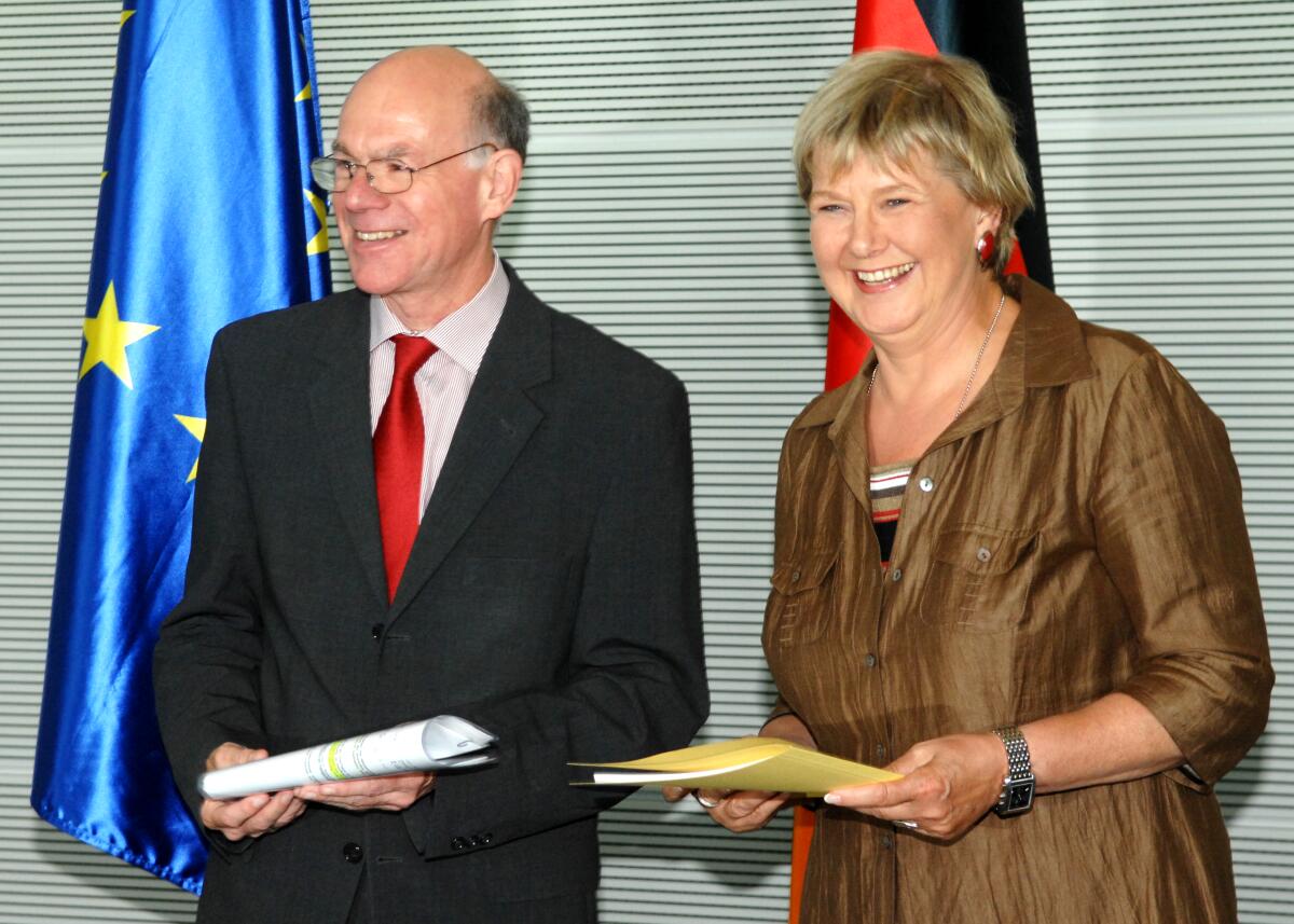 Marianne Birthler, die Bundesbeauftragte für die Unterlagen des Staatssicherheitsdienstes der ehemaligen DDR, überreicht Bundestagspräsident Prof. Dr. Norbert Lammert, CDU/CSU, den 9. Tätigkeitsbericht ihrer Behörde.; Fahne, Fahne, Bericht. Lammert, Norbert; Birthler, Marianne Marianne Birthler, die Bundesbeauftragte für die Unterlagen des Staatssicherheitsdienstes der ehemaligen DDR, überreicht Bundestagspräsident Prof. Dr. Norbert Lammert, CDU/CSU, den 9. Tätigkeitsbericht ihrer Behörde.; Fahne, Fahne, Bericht.
