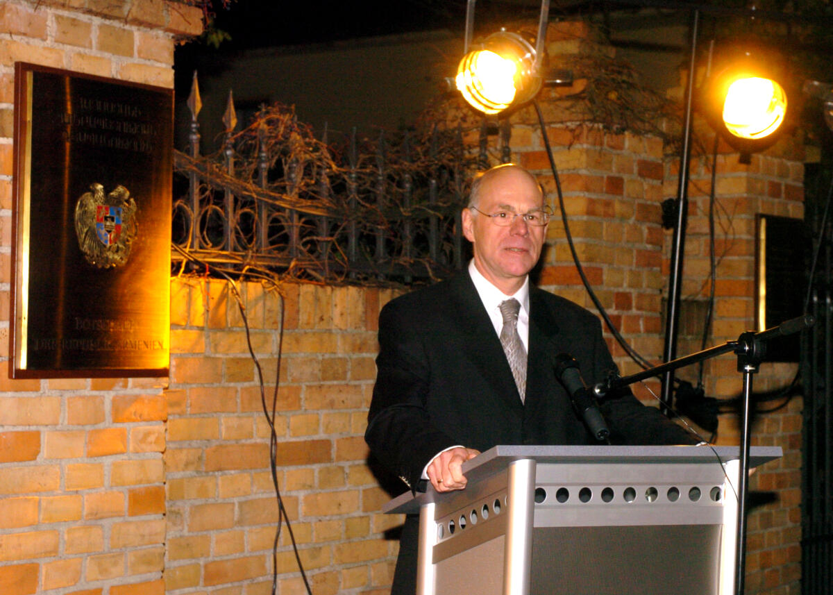 Lammert, Norbert Bundestagspräsident  Dr. Norbert Lammert, CDU/CSU, spricht im Rahmen der Eröffnung der Botschaft von Armenien ein Grußwort