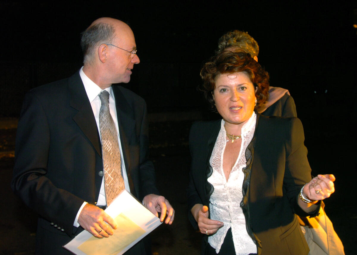 Lammert, Norbert; Kazinian, Karine Bundestagspräsident  Dr. Norbert Lammert, CDU/CSU, wird von der Botschafterin der Botschaft von Armenien, Karine Kazinian, zur Eröffnung der Botschaft begrüßt.