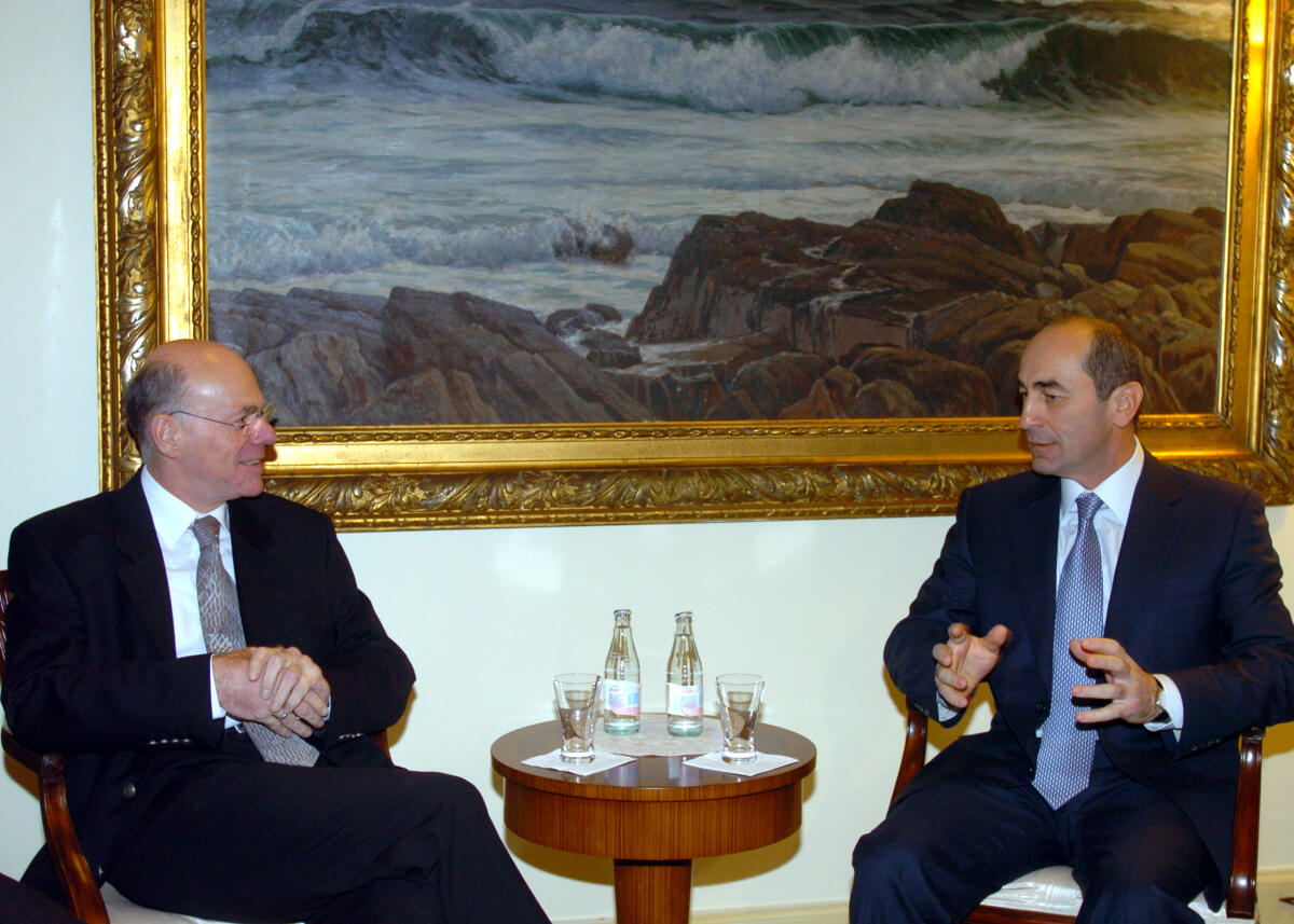 Lammert, Norbert; Kotscharjan, Robert Bundestagspräsident  Dr. Norbert Lammert, CDU/CSU, (li.), und der Staatspräsident von Armenien, Robert Kotscharjan, treffen im Rahmen der Eröffnung der Botschaft von Armenien zu einem Gespräch zusammen.