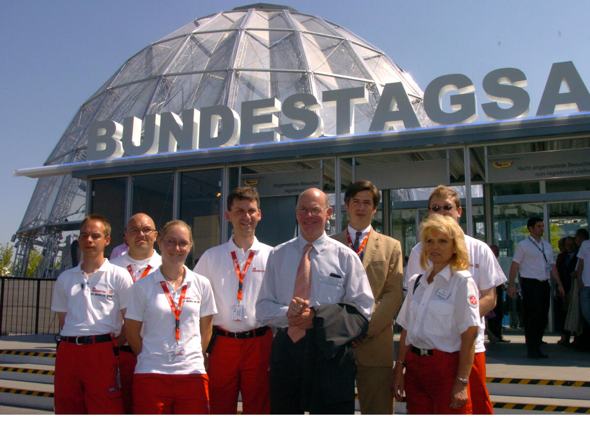 Lammert, Norbert Gruppelbild mit Bundestagspräsident Dr. Norbert Lammert, CDU/CSU, (4. v.re.) und Helferinnen und Helfer der Johanniter-Unfall-Hilfe die während der Fußball Weltmeisterschaft in der Bundestagsarena für den Notfall zur Vergügung stehen..