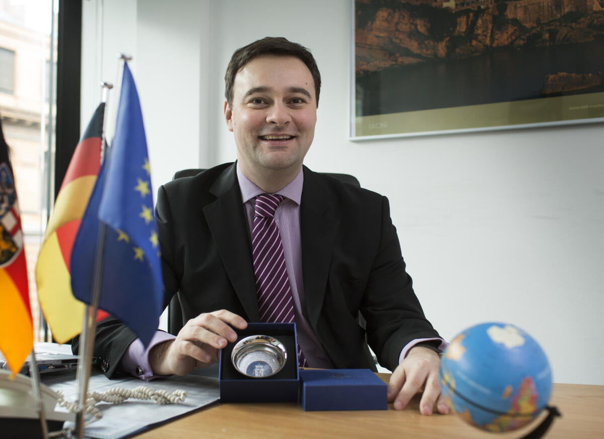 Oliver Luksic, FDP, in seinem Abgeordnetenbuero mit einem Gastgeschenk, auf dem das belgische Wappen zu sehen ist. Luksic, Oliver Oliver Luksic, FDP, in seinem Abgeordnetenbuero mit einem Gastgeschenk, auf dem das belgische Wappen zu sehen ist.