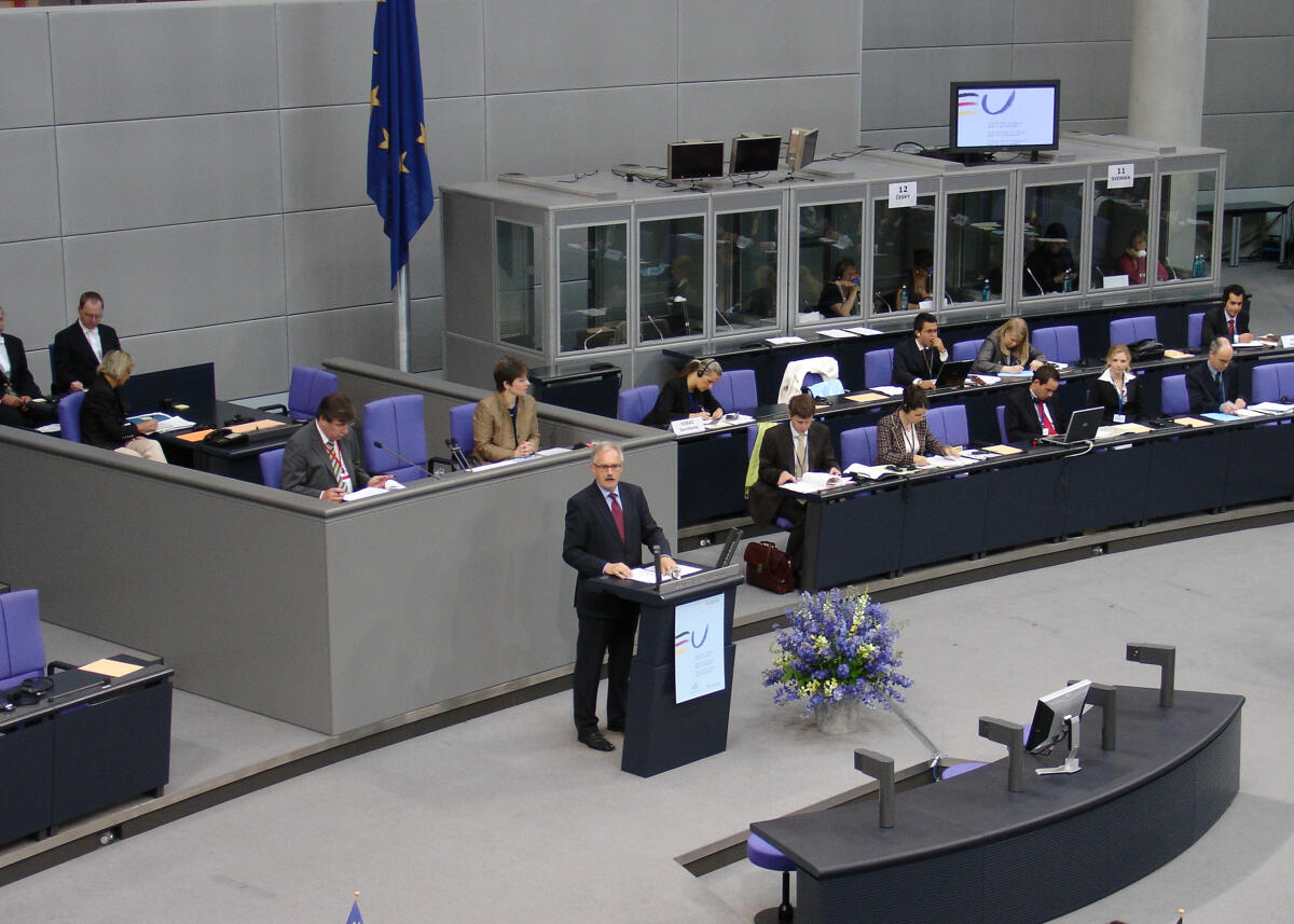 37. Konferenz der COSAC im Plenarsaal des Deutschen Bundestages. Treffen der Ausschüsse für die Angelegenheiten der Europäischen Union der Regierungen der Mitgliedstaaten der EU.; Hier: Günter Gloser, Staatsminister für Europa, Auswärtiges Amt. Gloser, Günter 37. Konferenz der COSAC im Plenarsaal des Deutschen Bundestages. Treffen der Ausschüsse für die Angelegenheiten der Europäischen Union der Regierungen der Mitgliedstaaten der EU.; Hier: Günter Gloser, Staatsminister für Europa, Auswärtiges Amt.