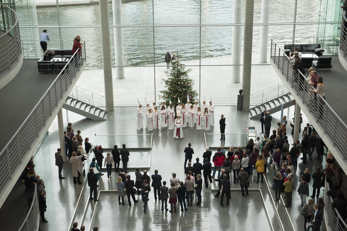  Das weihnachtliche Chorkonzert des Musikgymnasiums Kammarkör aus Stockholm.; Musik, Konzert, Jugendchor, Chor, Weihnachtsbaum, Zuhörer