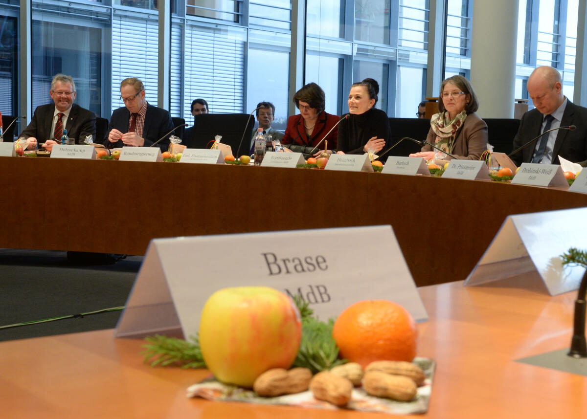 Der Vorstand und die Geschäftsführer der Plattform für Ernährung und Bewegung e. V. sind zu Gast beim Ausschuss des Deutschen Bundestages für Ernährung und Landwirtschaft. Das Gespräch leitet die Vorsitzende des Bundestagsausschusses, Gitta Connemann, (3.v.re), CDU/CSU. Nach einem Vorgespräch nehmen die Gäste an der Ausschusssitzung teil.; Übersicht. Connemann, Gitta Der Vorstand und die Geschäftsführer der Plattform für Ernährung und Bewegung e. V. sind zu Gast beim Ausschuss des Deutschen Bundestages für Ernährung und Landwirtschaft. Das Gespräch leitet die Vorsitzende des Bundestagsausschusses, Gitta Connemann, (3.v.re), CDU/CSU. Nach einem Vorgespräch nehmen die Gäste an der Ausschusssitzung teil.; Übersicht.