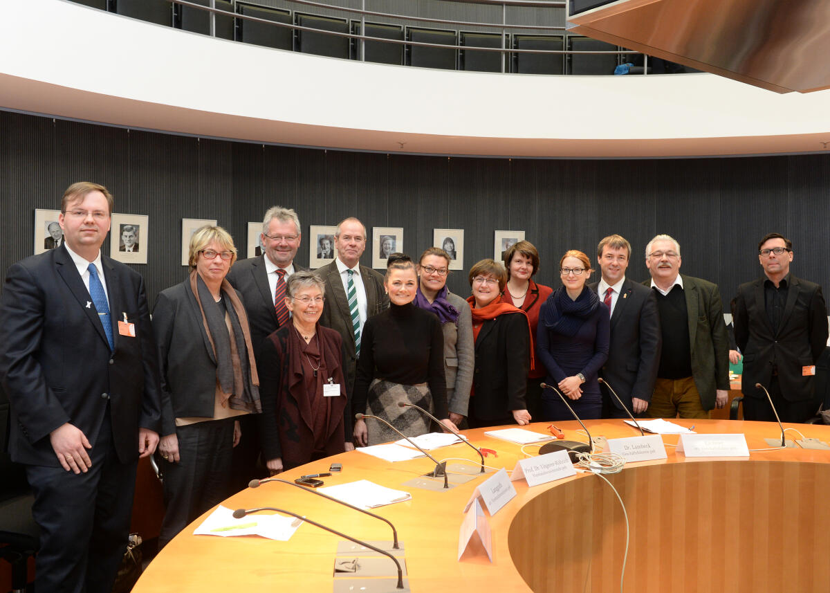 Der Vorstand und die Geschäftsführer der Plattform für Ernährung und Bewegung e. V. sind zu Gast beim Ausschuss des Deutschen Bundestages für Ernährung und Landwirtschaft. Das Gespräch leitet die Vorsitzende des Bundestagsausschusses, Gitta Connemann, (6.v.li), CDU/CSU. Nach einem Vorgespräch nehmen die Gäste an der Ausschusssitzung teil.; Gruppenfoto. Connemann, Gitta Der Vorstand und die Geschäftsführer der Plattform für Ernährung und Bewegung e. V. sind zu Gast beim Ausschuss des Deutschen Bundestages für Ernährung und Landwirtschaft. Das Gespräch leitet die Vorsitzende des Bundestagsausschusses, Gitta Connemann, (6.v.li), CDU/CSU. Nach einem Vorgespräch nehmen die Gäste an der Ausschusssitzung teil.; Gruppenfoto.