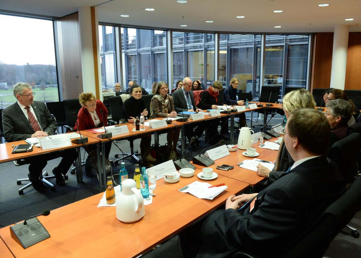 Der Vorstand und die Geschäftsführer der Plattform für Ernährung und Bewegung e. V. sind zu Gast beim Ausschuss des Deutschen Bundestages für Ernährung und Landwirtschaft. Das Gespräch leitet die Vorsitzende des Bundestagsausschusses, Gitta Connemann, (3.v.li), CDU/CSU. Nach einem Vorgespräch (hier im Bild) nehmen die Gäste an der Ausschusssitzung teil.; Übersicht. Connemann, Gitta Der Vorstand und die Geschäftsführer der Plattform für Ernährung und Bewegung e. V. sind zu Gast beim Ausschuss des Deutschen Bundestages für Ernährung und Landwirtschaft. Das Gespräch leitet die Vorsitzende des Bundestagsausschusses, Gitta Connemann, (3.v.li), CDU/CSU. Nach einem Vorgespräch (hier im Bild) nehmen die Gäste an der Ausschusssitzung teil.; Übersicht.