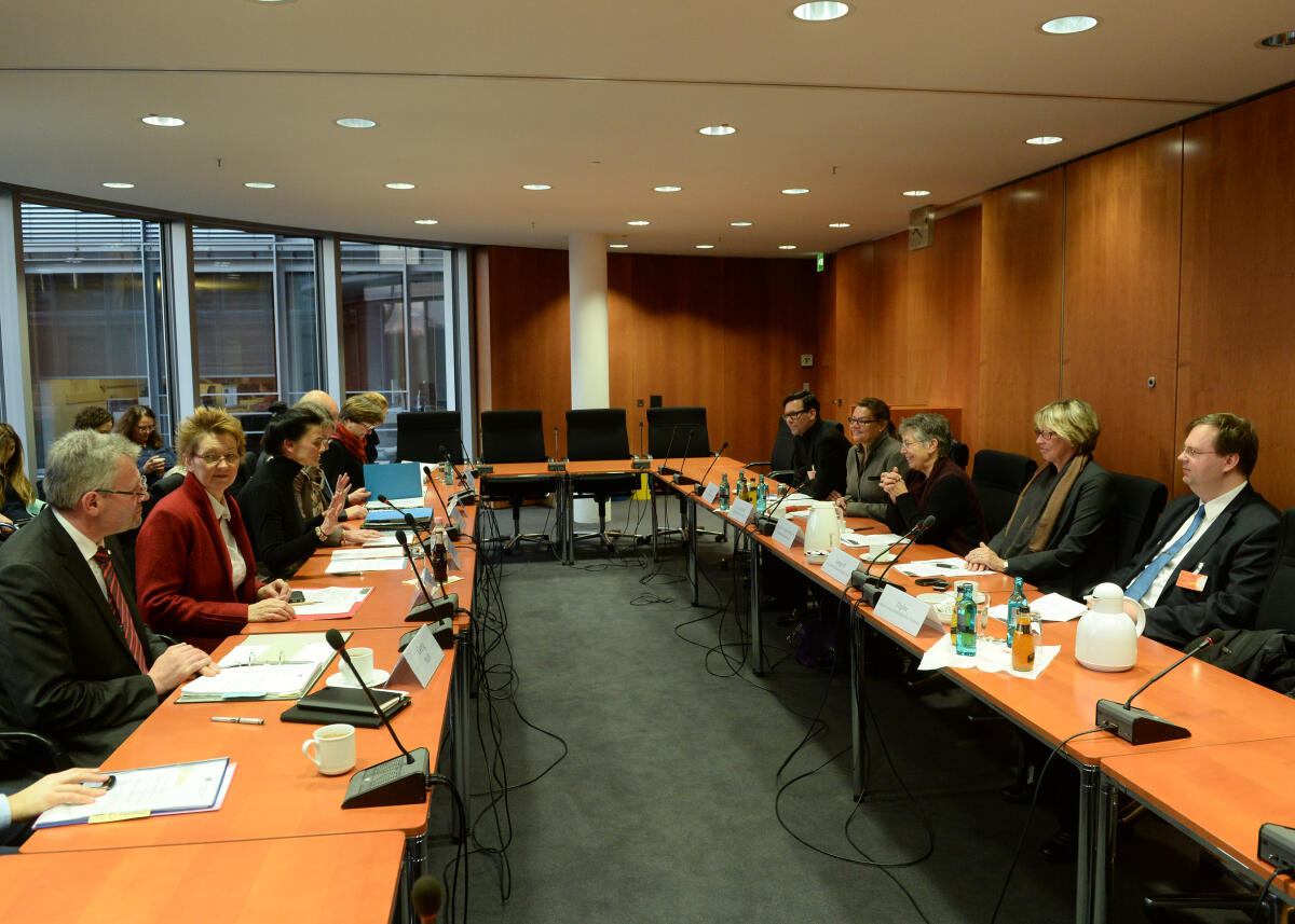 Der Vorstand und die Geschäftsführer der Plattform für Ernährung und Bewegung e. V. sind zu Gast beim Ausschuss des Deutschen Bundestages für Ernährung und Landwirtschaft. Das Gespräch leitet die Vorsitzende des Bundestagsausschusses, Gitta Connemann, (3.v.li), CDU/CSU. Nach einem Vorgespräch (hier im Bild) nehmen die Gäste an der Ausschusssitzung teil.; Übersicht. Connemann, Gitta Der Vorstand und die Geschäftsführer der Plattform für Ernährung und Bewegung e. V. sind zu Gast beim Ausschuss des Deutschen Bundestages für Ernährung und Landwirtschaft. Das Gespräch leitet die Vorsitzende des Bundestagsausschusses, Gitta Connemann, (3.v.li), CDU/CSU. Nach einem Vorgespräch (hier im Bild) nehmen die Gäste an der Ausschusssitzung teil.; Übersicht.